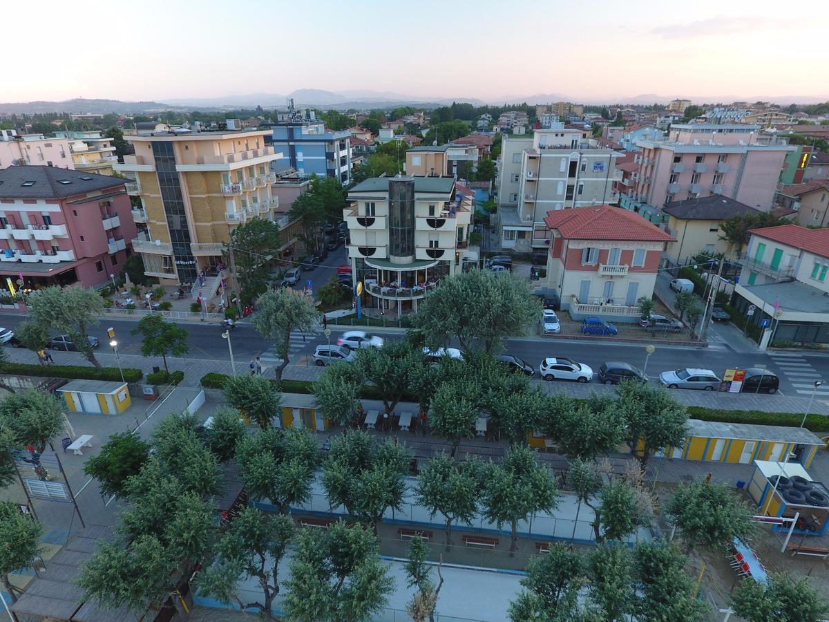 Amba Hotel Римини Екстериор снимка